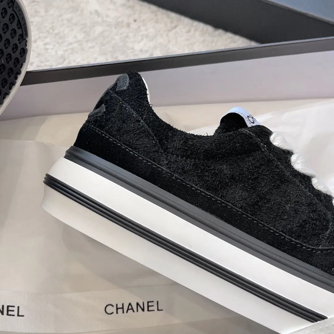 👟👟Ex-factory price 520👟👟 Chanel 23b new panda shoes C's new casual white shoes sneakers There is a reason why these shoes are so popular 🔥 They are so comfortable. They are a shoe that coexists with comfort, beauty and versatility. You can easily walk ten thousand or twenty thousand steps without any pressure. The original development last shape is delicate and stylish, and you are not afraid of wide feet. It will not make your feet fat, and it looks good and comfortable on your feet! It feels very light on the feet! Comfortable and breathable! Super whitening‼ ️It’s really a perfect match. Upper: first-layer cowhide/➕sheepskin lining. Exclusive 1:1 original customization [different from market currency‼ ️】The foot pads are made of imported mixed sheepskin, which is breathable and comfortable! ✔ T👟👟Ex-factory price U outsole exclusive original development private model! Differentiating the market rubber outsole‼ ️✔ Size: 35-39 (40 orders cannot be returned or exchanged)